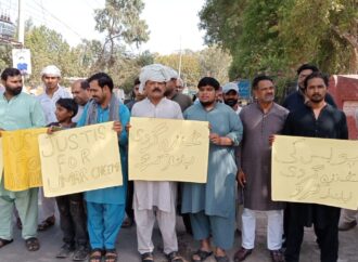 پولیس کی جانب سے مبینہ طور پر نارواسلوک پر نجی کیفے کے مالک اور ملازمین کا پریس کلب کے سامنے احتجاج