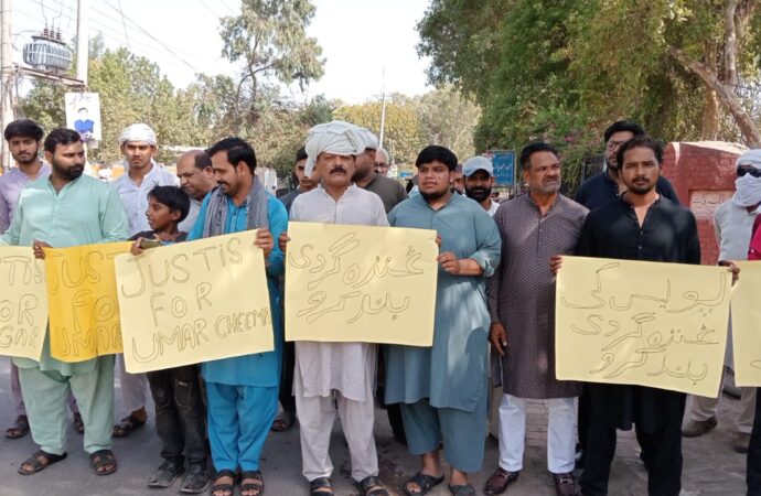 پولیس کی جانب سے مبینہ طور پر نارواسلوک پر نجی کیفے کے مالک اور ملازمین کا پریس کلب کے سامنے احتجاج