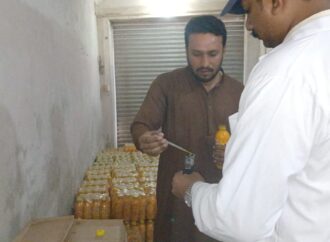 ڈی جی فوڈ اتھارٹی کے حکم پر فوڈ سیفٹی ٹیموں کا ضلع بھر میں کریک ڈاؤن 800کلو آرسینک شدہ برف اور ممنوعہ اشیاء تلف