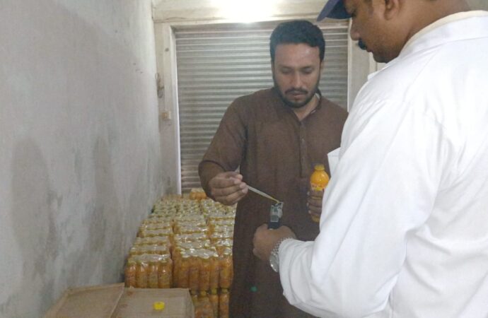 ڈی جی فوڈ اتھارٹی کے حکم پر فوڈ سیفٹی ٹیموں کا ضلع بھر میں کریک ڈاؤن 800کلو آرسینک شدہ برف اور ممنوعہ اشیاء تلف