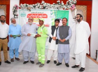 عیدالاضحی کے موقع پر صفائی کے مثالی انتظامات پر ورکرز کو فی کس 10 ہزار روپے کا چیک بطور انعام دینے کے سلسلہ میں تقریب کا انعقاد