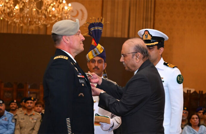 حکومتِ پاکستان نے سینٹ کام کے سربراہ کو نشانِ امتیاز (ملٹری) عطا کر دیا