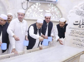 نائب وزیراعظم اسحاق ڈار کی داتا دربار پر حاضری، مزار کو غسل دیا