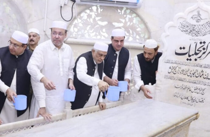 نائب وزیراعظم اسحاق ڈار کی داتا دربار پر حاضری، مزار کو غسل دیا