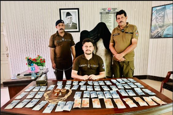 تھانہ اٹھارہ ہزاری پولیس نے ڈکیتی کی وارداتوں میں ملوث ایک متحرک گینگ کے دو اہم کارندوں کو گرفتار کر لیا