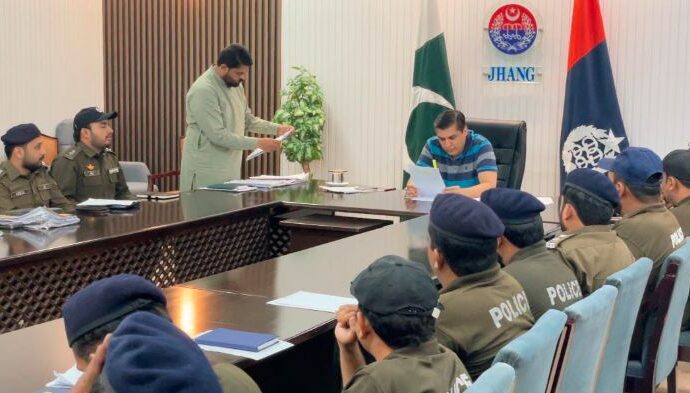 ناقص نتائج پر تین انچارج چوکی معطل،ڈی پی او جھنگ کیپٹن (ر) بلال افتخار کیانی کا کرائم میٹنگ میں ناقص کارکردگی پر سخت ایکشن