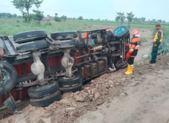 سرگودھا روڈ پر پکے والا کے قریب 20 فٹ طویل کنٹینر اچانک سڑک سے نیچے اتر کر الٹ گیا