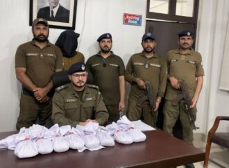 تھانہ سیٹلائٹ ٹاؤن کی کارروائی بدنام زمانہ منشیات فروش بابر علی کو رنگے ہاتھوں گرفتار کر لیا 10 کلوگرام سے زائد چرس برآمد۔