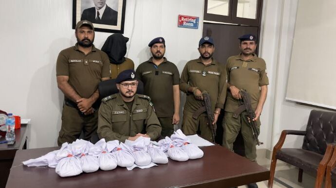 تھانہ سیٹلائٹ ٹاؤن کی کارروائی بدنام زمانہ منشیات فروش بابر علی کو رنگے ہاتھوں گرفتار کر لیا 10 کلوگرام سے زائد چرس برآمد۔