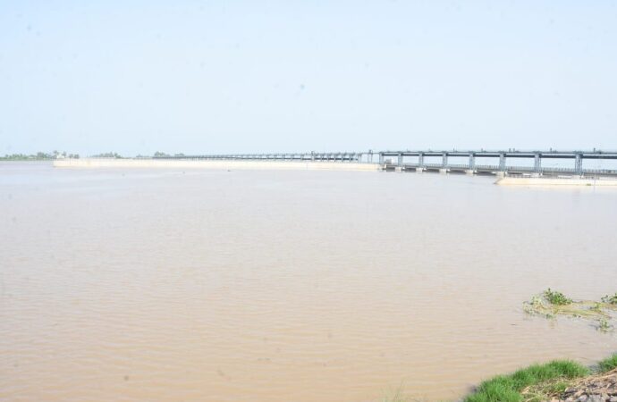 ہیڈ تریموں کے مقام پر پانی کی آمد اس وقت 56 ہزار کیوسک اور اخراج 46 ہزار کیوسک ہے۔