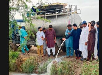 فوڈ سیفٹی ٹیمز کا رات گئے وڈھن میں 2000 لیٹر پر مشتمل جعلی، ملاوٹی اور مضر صحت دودھ و دودھ نما محلول سپلائی کرنے والی گاڑی پکڑ لی