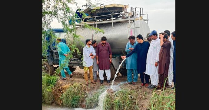 فوڈ سیفٹی ٹیمز کا رات گئے وڈھن میں 2000 لیٹر پر مشتمل جعلی، ملاوٹی اور مضر صحت دودھ و دودھ نما محلول سپلائی کرنے والی گاڑی پکڑ لی