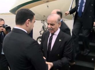 وزیرِاعظم اقتصادی تعاون تنظیم کے سربراہی اجلاس میں شرکت کیلئے شوشا پہنچ گئے