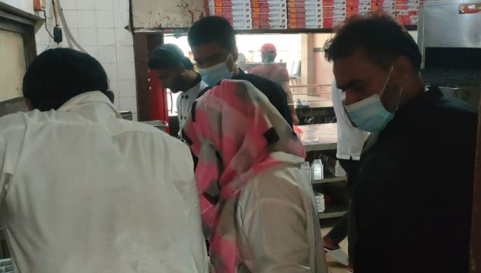 پنجاب فوڈ اتھارٹی کا نواز چوک پر واقع فاسٹ فوڈ ریسٹورنٹ پر چھاپہ،ایکسپائر اسٹرابری پیسٹ موقع پر تلف، بھاری جرمانہ عائد