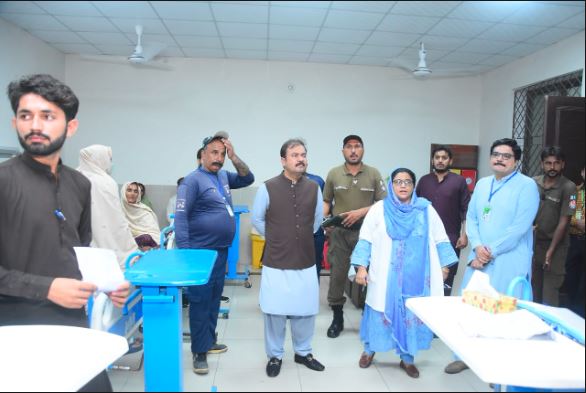 ڈپٹی کمشنر علی اکبر بھنڈر نے ڈسٹرکٹ ہیڈ کوارٹر ہسپتال اور تحصیل ہیڈکوارٹر ہسپتال جھنگ سٹی کا دورہ کیا