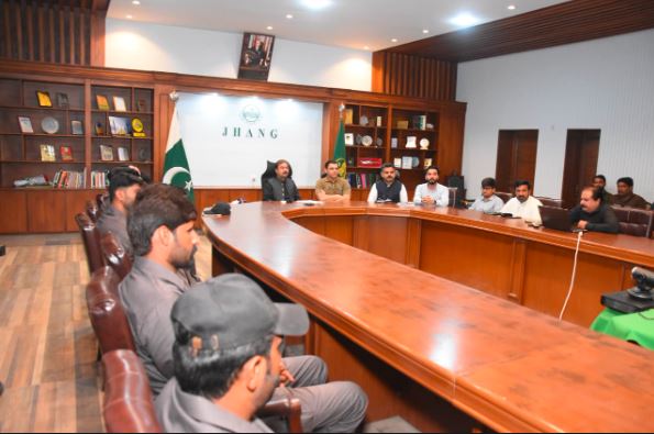 ڈپٹی کمشنر علی اکبر بھنڈر اور ڈسٹرکٹ پولیس آفیسر کیپٹن ر بلال افتخار کیانی کی پیرا فورس کے افسران و اہلکاروں سے جائزہ میٹنگ