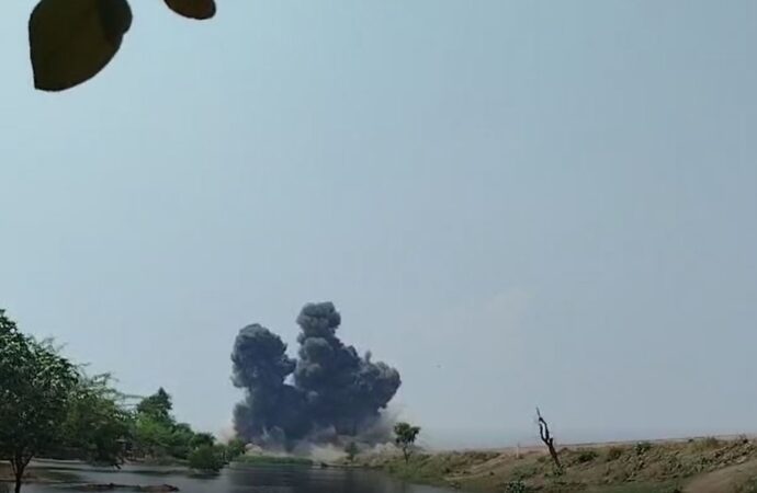 دریائے چناب میں سیلابی ریلے کے دباؤ کو کم کرنے لئے موضع ننکانہ کے قریب ریلوے ٹریک کے بند توڑ دیا گیا