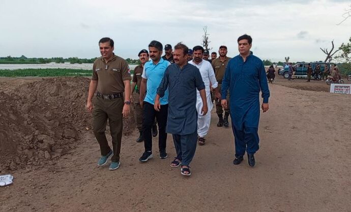 سیلاب کے پیش نظر ضلعی انتظامیہ کی جانب سے تمام حفاظتی انتظامات مکمل ہیں۔اس حوالہ سے ضلعی انتظامیہ،پاک فوج و دیگر تمام ادارے الرٹ ہیں۔ ڈپٹی کمشنر