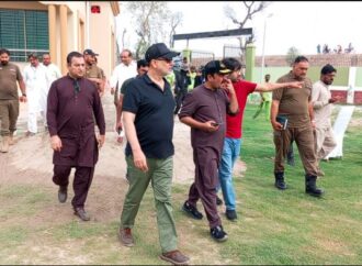 کمشنر فیصل آباد ڈویڑن راجہ جہانگیر انور اور ڈپٹی کمشنر علی اکبر بھنڈرنےماڈل خیمہ بستی ہیڈ تریموں کا دورہ کیا۔