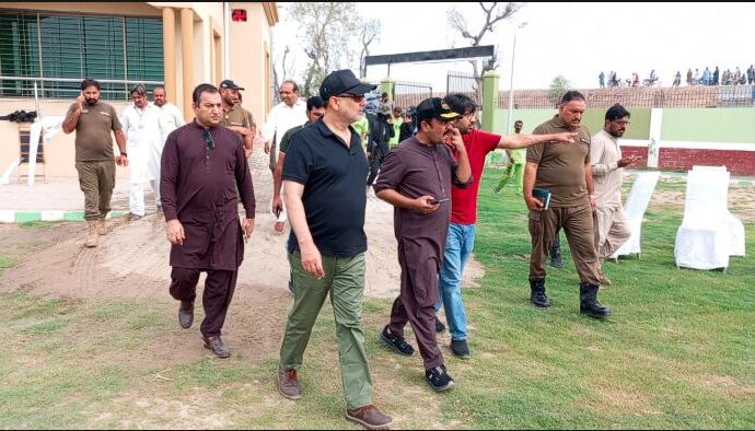 کمشنر فیصل آباد ڈویڑن راجہ جہانگیر انور اور ڈپٹی کمشنر علی اکبر بھنڈرنےماڈل خیمہ بستی ہیڈ تریموں کا دورہ کیا۔