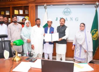 ڈپٹی کمشنر نے میٹرک کے امتحانات میں دوسری پوزیشن حاصل کرنے والے محمد فیصل کو دفتر بلا کر تعریفی سرٹیفکیٹ اور نقد انعام سے نوازا