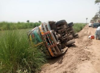 بھکر روڈ ملکانہ موڑ کے قریب تیز رفتاری کے باعث بس الٹنے 2 افراد زخمی ہوگئے ،ریسکیو