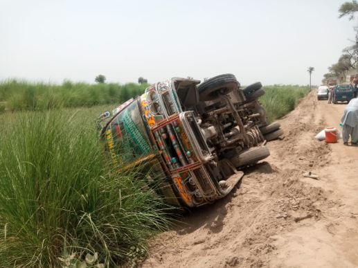 بھکر روڈ ملکانہ موڑ کے قریب تیز رفتاری کے باعث بس الٹنے 2 افراد زخمی ہوگئے ،ریسکیو