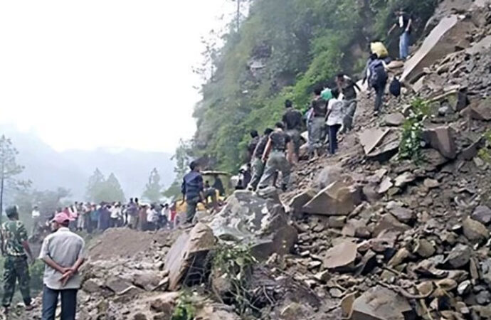 گلگت میں لینڈسلائیڈنگ کے باعث 8رضاکارمزدورجاں بحق