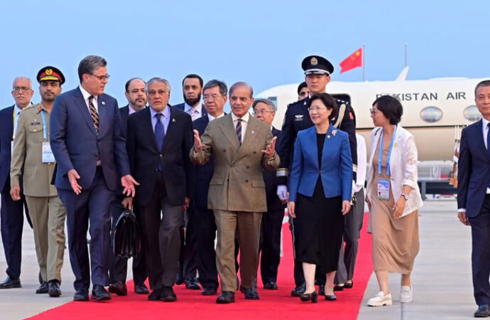 ایس سی او سربراہان مملکت کونسل اجلاس،وزیراعظم چین پہنچ گئے