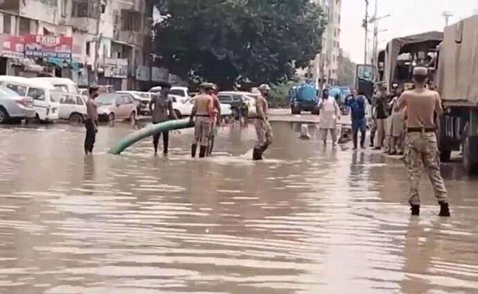 کراچی میں پاک فوج کی ریسکیو ٹیموں کی امدادی سرگرمیاں جاری