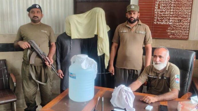 جھنگ پولیس گزشتہ چوبیس گھنٹوں کے دوران ضلع بھر 6 بدنامِ زمانہ منشیات فروش گرفتار کر لیے ،بھاری مقدار میں منشیات برآمد