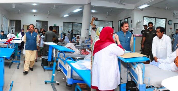 ڈپٹی کمشنر علی اکبر بھنڈر نے ڈسٹرکٹ ہیڈ کوارٹر ہسپتال کا دورہ کیااورشہریوں سے ادویات کی فراہمی اور طبی سہولیات بارے دریافت کیا