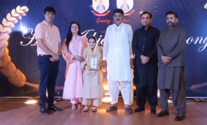 الائیڈ سکولز جھنگ کے زیر اہتمام میٹرک کے امتحان میں پوزیشن ہولڈر طلباءو طالبات کو ایوارڈ دینے کی ایک تقریب کا انعقاد