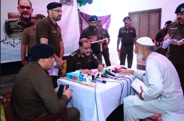 ریجنل پولیس آفیسر فیصل آباد ذیشان اصغر نے تھانہ شورکوٹ کینٹ میں منعقدہ کھلی کچہری میں شہریوں کے مسائل سنے