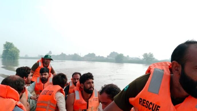 ریسکیو 1122 کی جانب سے گزشتہ 24 گھنٹوں کے دوران 63 افراد کو محفوظ مقامات پر منتقل کیا جا چکا ہے۔