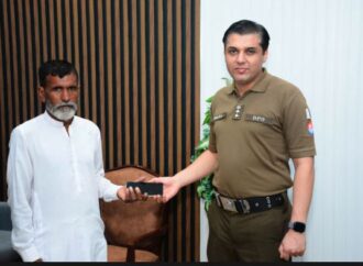 گزشتہ ایک ماہ کے دوران پولیس نے51 لاکھ روپے سے زائد مالیت کے 142 مسروقہ موبائل فونز برآمد کرکے مالکان کے حوالے کئے۔