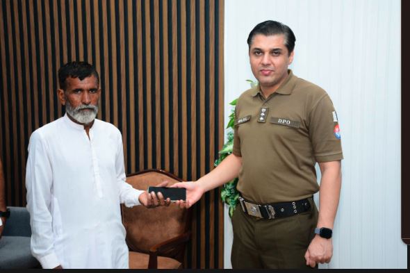 گزشتہ ایک ماہ کے دوران پولیس نے51 لاکھ روپے سے زائد مالیت کے 142 مسروقہ موبائل فونز برآمد کرکے مالکان کے حوالے کئے۔