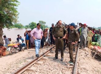 کمشنر ،آر پی اوفیصل آباد ، کمشنر مریم خان، پاک فوج کے افسران، ڈپٹی کمشنر  اور ڈی پی او نے موضع ننکانہ ریلوےلائن کا دورہ کیا۔