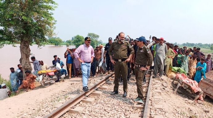 کمشنر ،آر پی اوفیصل آباد ، کمشنر مریم خان، پاک فوج کے افسران، ڈپٹی کمشنر اور ڈی پی او نے موضع ننکانہ ریلوےلائن کا دورہ کیا۔