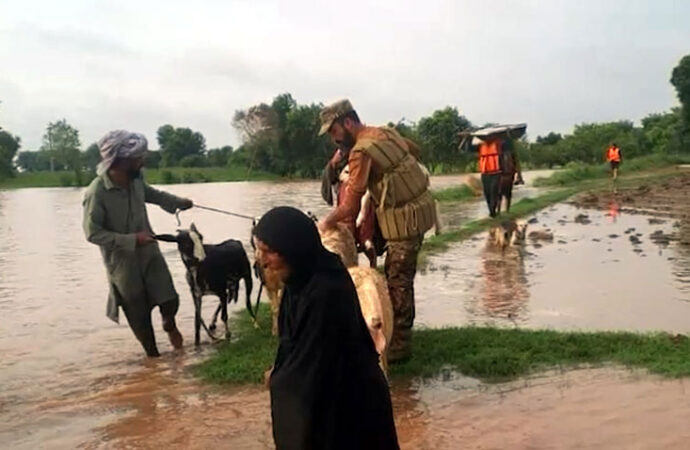 فیصل آباد اور اس کے نواحی علاقوں میں پاک فوج کی امدادی کارروائیاں جاری