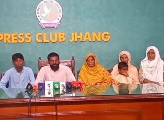 تھانہ صدر جھنگ کے قتل کے مقدمہ نمبری 983/25 کے ملزم خالد عباس کے بھائی بدر عباس اور دیگر اہل خانہ کے ساتھ پریس کانفرنس