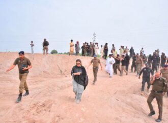 دریائے چناب میں اونچے درجے کا سیلاب کے پیش نظر کمشنر اور آر پی او فیصل آباد  نے دریا کے نشیبی علاقوں کا دورہ کیا