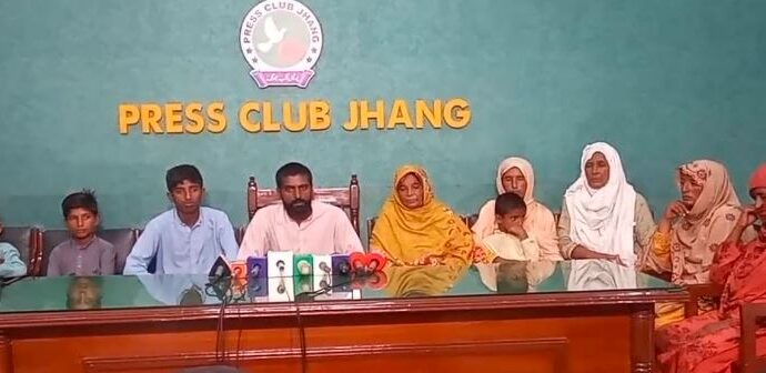 تھانہ صدر جھنگ کے قتل کے مقدمہ نمبری 983/25 کے ملزم خالد عباس کے بھائی بدر عباس اور دیگر اہل خانہ کے ساتھ پریس کانفرنس