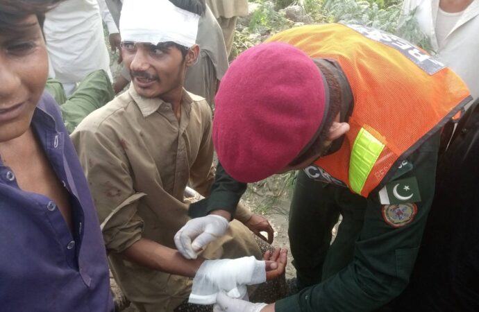 ملتان روڈ سینڈھاوالی پل کے قریب کار اور موٹر سائیکل میں تصادم 3 افراد زخمی