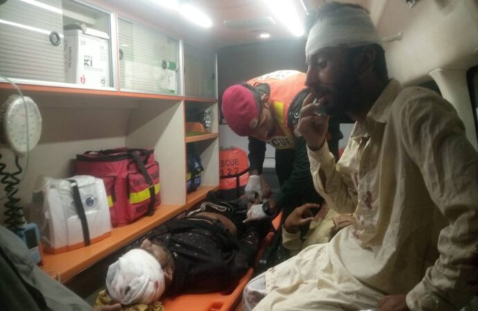 لالیاں روڈ رتہ کلاں شاہ جیونہ کے قریب مزدے اور 22ویلر ٹرالر میں تصادم 4 افراد زخمی