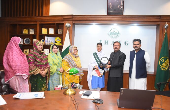 فیصل آباد بورڈ 9th کلاس کے سالانہ امتحانات میں گورنمنٹ سکول کی طالبہ کا اعزاز 553/555 نمبر حاصل کئے