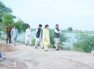 ڈویژنل کمشنر مریم خان کا دریائے چناب کے نشیبی علاقوں ٹھٹھہ جھبانہ اور فلڈ ریلیف کیمپس کا دورہ