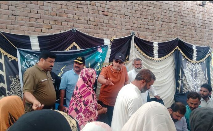 کمشنر فیصل آباد راجہ جہانگیر انور اور ڈپٹی کمشنر علی اکبر بھنڈر نے حفاظتی بند اور فلڈ ریلیف کیمپس کا دورہ کیا