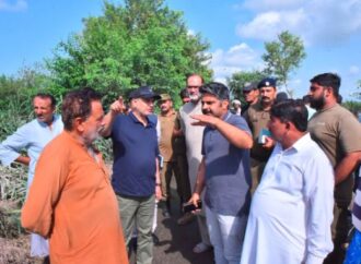 کمشنر فیصل آباد راجہ جہانگیر انور کا دریائے چناب کے نشیبی علاقوں کا دورہ