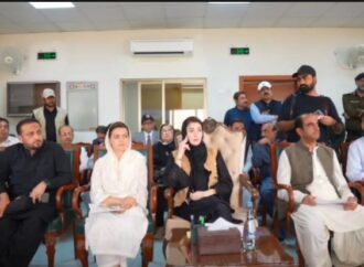 وزیراعلیٰ پنجاب مریم نواز شریف کا جھنگ میں تریموں بیراج کے قریب فلڈ ریلیف کیمپ کا دورہ